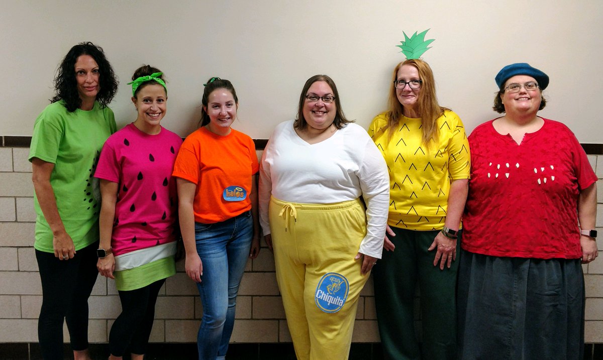 Delone_Catholic's tweet photo. Spirit Week Day 2: Matching/Grouping Day. We have some very creative students and staff. Wing sauces, fruit salad, Rosie Riveter Pac Man. #dschspiritweek #squiresgotschoolspirit #dchshoco2018 https://t.co/wTqUTBB91o