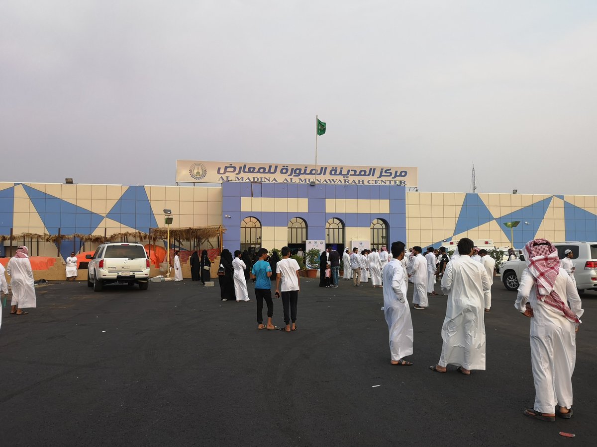 SeraaGroup's tweet photo. مثل منسوبي الموارد البشرية شركة سيراء للتجارة و الصناعة في معرض التوطين و التوظيف المقام في الغرفة التجارية https://t.co/RVJbFrEAno
