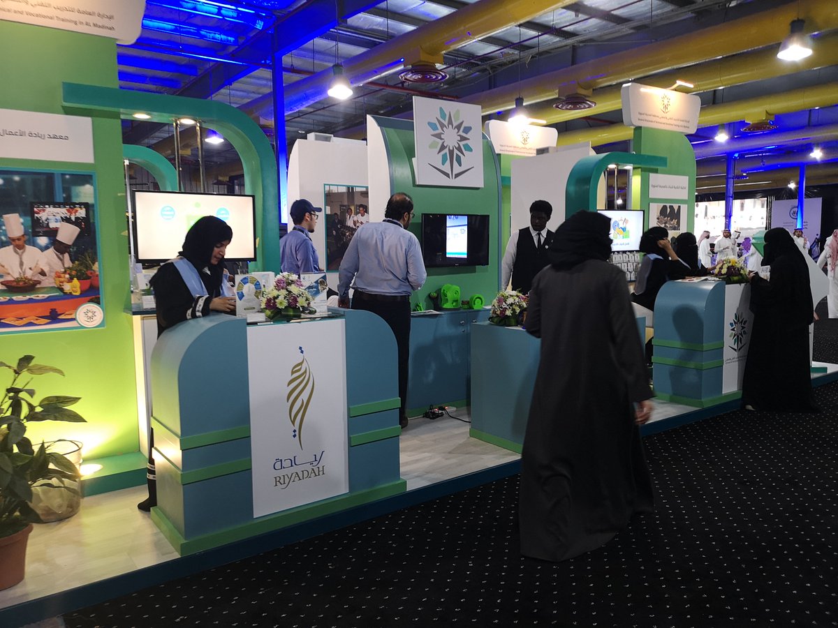 SeraaGroup's tweet photo. مثل منسوبي الموارد البشرية شركة سيراء للتجارة و الصناعة في معرض التوطين و التوظيف المقام في الغرفة التجارية https://t.co/RVJbFrEAno