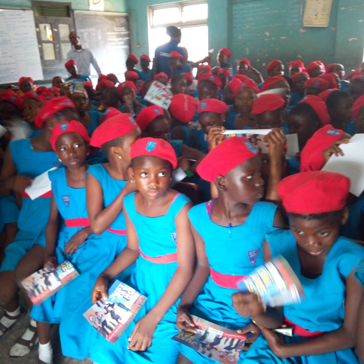 Pmindsforum's tweet photo. Lagos state Government @followlasg through @lagosmysd and @DiamondBankNG is really getting into the mindset of school children.
Their campaign train stopped at St Mary's Convent School, Lagos Island...
#LASKADA 
#LASG 
#TrafficChief 
#drugabuseinschool 
#Positivemindset https://t.co/mhMpOxUUsM