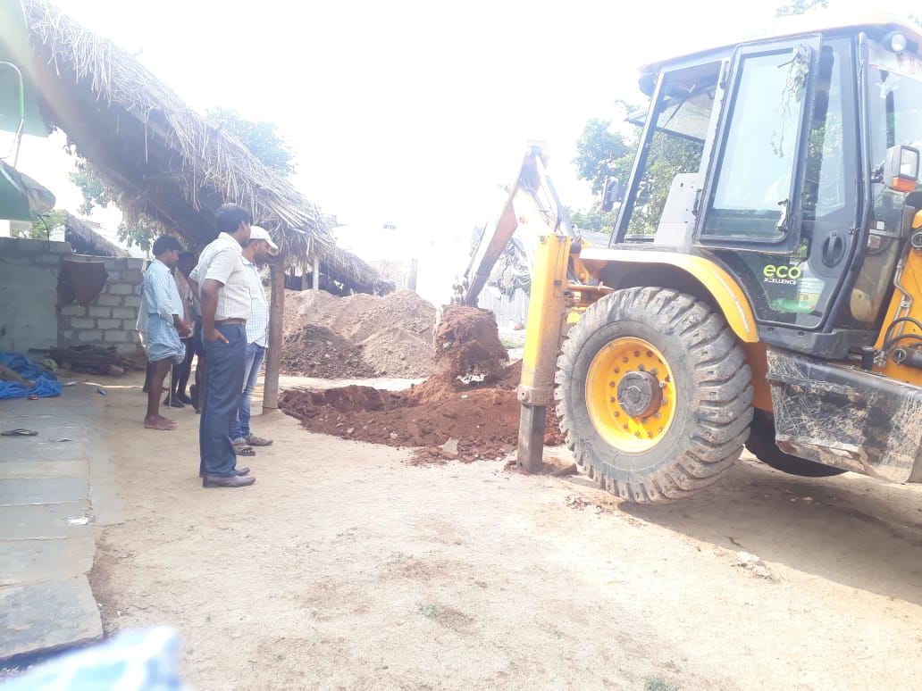 #ZSBPTS #ZSBP Motivation and Immediate pitting started at the households of under-privilaged community, Celebration of #AntyodayaDiwas4Years at #Guntipalli village of #Atmakur mandal #Wanaparthy District <a href="/swachhbharat/">Swachh Bharat Mission - Grameen</a> <a href="/TSSBMG/">Swachh Telangana Gramin</a> <a href="/Collector_WNP/">Collector Wanaparthy</a>