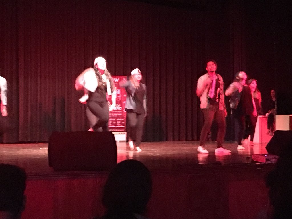TAKAXAUUSD_BTC's tweet photo. The dance circle has no competition to their grooves..truely no “muqabala”.
.#SIMCarnival2k18
#NowJuices
#SIMC_Pune https://t.co/SfkzVBzxRv