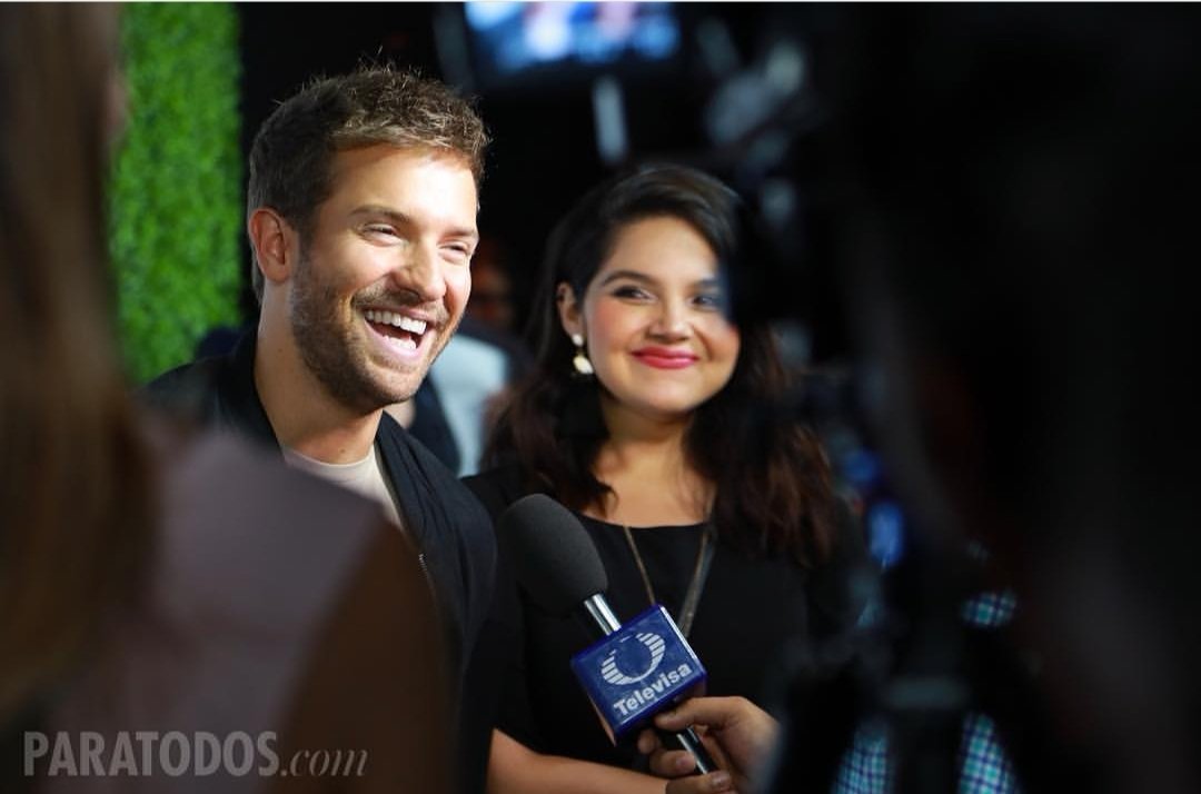 LegionAlboranVE's tweet photo. ¡Que bonito es verte sonreír! @pabloalboran ❤️😍 Mientras el #TourPrometo vuelve a ponerse en marcha, nosotras seguimos aquí apoyándote siempre. A lo mejor este descanso sirve para preparar las sorpresas de noviembre 🤔 https://t.co/O5CQW9im7I