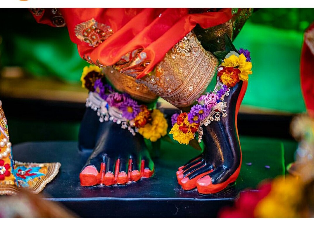 Manorama_sv's tweet photo. Mere #Shyamji #feet adorned with flowers #branclet today in #purnima ππΊπ https://t.co/41sOy8uJsH