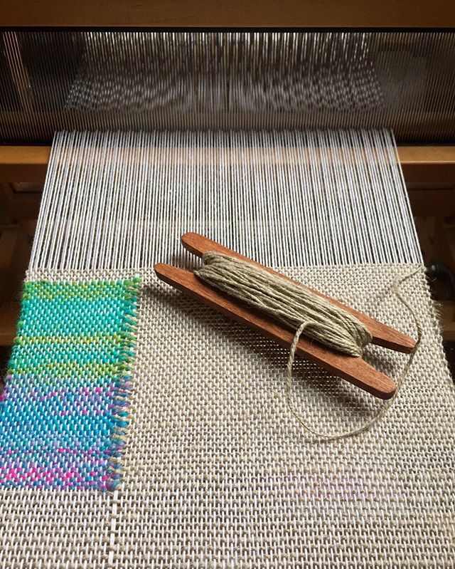 Handspun linen and wool + how sweet is that little shuttle?
.
#weaversofinstagram #thebmorecreatives #handwoven #spinnersofinstagram ift.tt/2OOLtFz