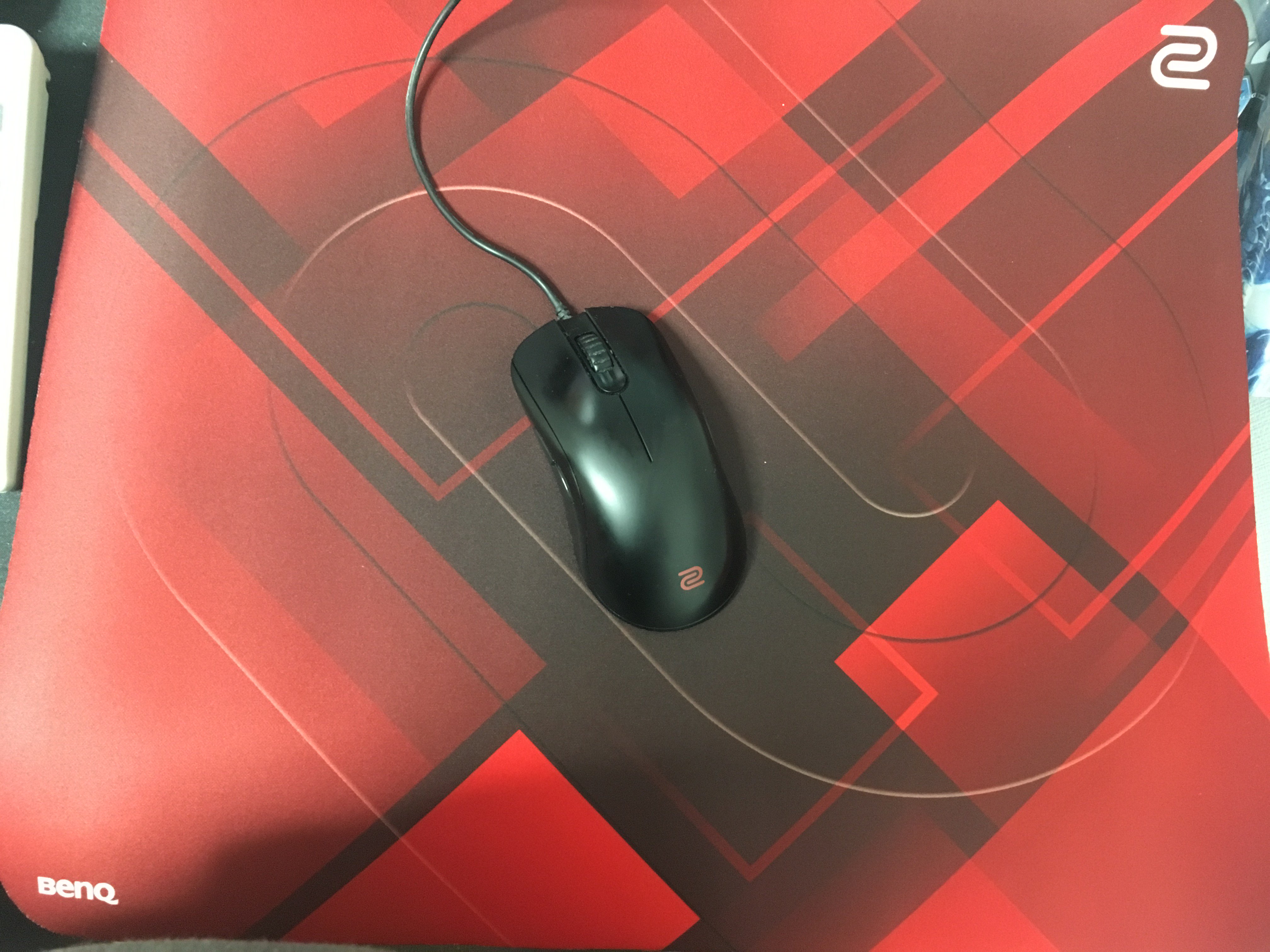 Yossy Zowie G Sr Se Red マウスパッドをいただきました ありがとうございます まず箱がカッコいいですね 箱を開けなくてもパッドが見えるように改良されています 快適な使い心地はもちろん 日本の国旗とesportsの熱気を象徴するかのような赤い