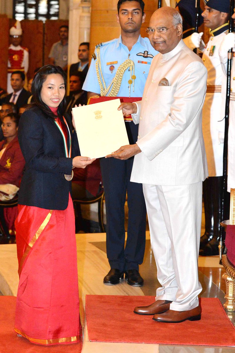 President of India on X: "#PresidentKovind confers the Rajiv Gandhi Khel  Ratna Award 2018 upon Ms Saikhom Mirabai Chanu in recognition of her  outstanding achievements in Weightlifting •Gold Medal in CWG 2018 •