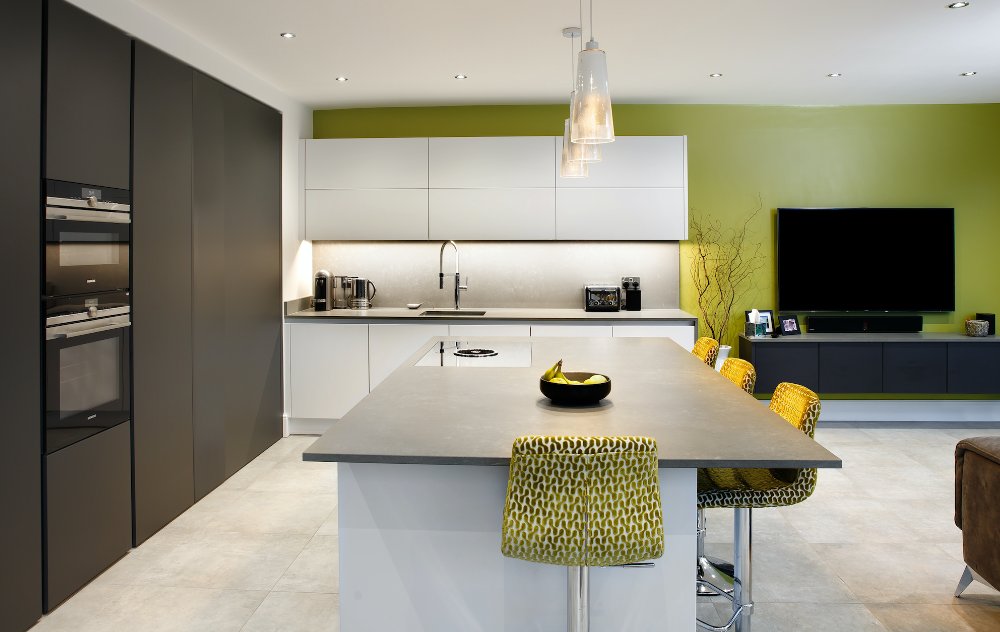 KubeKitchens_UK's tweet photo. We love the combination of colours and contrast between the Carbon Grey and Merino units with the lime green walls! Pop in for your free design consultation to make your dream kitchen a reality! 
https://t.co/oxJpDj8P7D
#kubekitchens #modernkitchens #luxurykitchens #bestkitchens https://t.co/SDGxktN60d