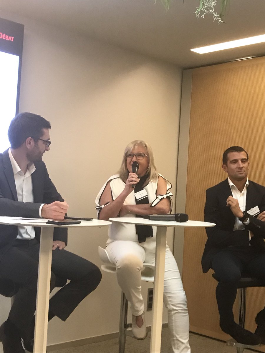 ageaFrance's tweet photo. .@AnnePetit6, agent @AXAFrance, revient sur son expérience et son utilisation des #réseauxsociaux au quotidien dans son activité d’#AgentGeneral pour cibler et échanger avec ses prospects et clients particuliers ou professionnels #Assurance #TDAYInsurance https://t.co/aaUEe8iRki
