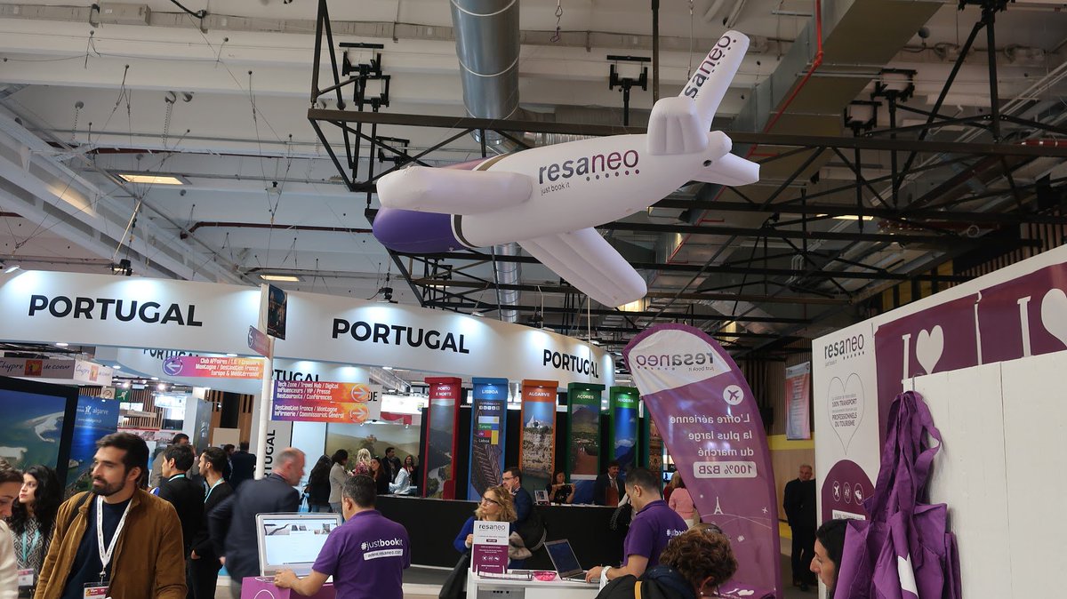 Resaneo's tweet photo. Un conseil pour nous repérer facilement sur le salon IFTM Top Resa ? Levez les yeux et cherchez l'avion #Resaneo ! Nous sommes au stand H47 ✈ #IFTM2018 https://t.co/vDaNoCGmDt