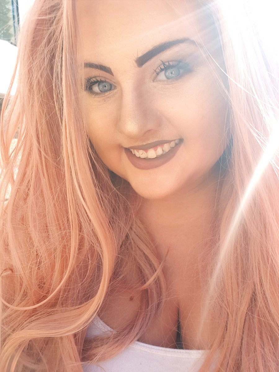 EmilySkipper_xo's tweet photo. Enjoying the sun x https://t.co/2ldMiXkTMX
