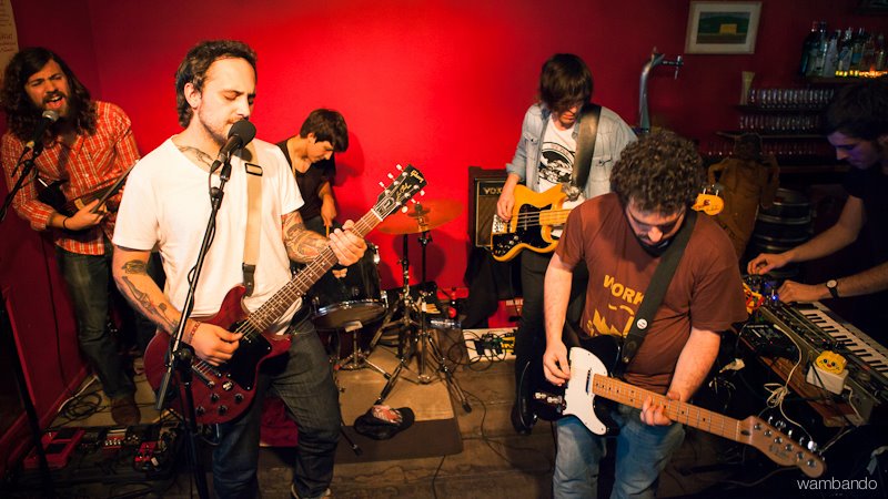 EstrellaDammCat's tweet image. Autumn Comets, una banda que és impossible definir en un únic corrent musical gràcies a la seva riquesa i diversitat, arriba a @sidecarbcn per fer tremolar l'escenari. T'ho perdràs?