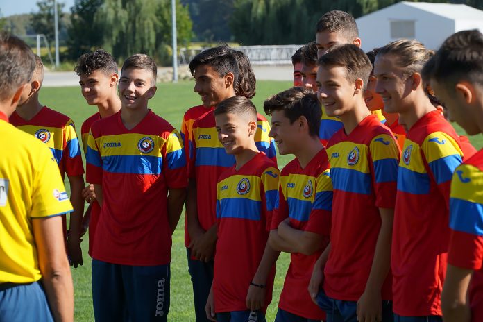 JomaSportRO's tweet photo. Antrenamente intense pentru reprezentativa Under 15 a României, sub supravegherea unor experți @EuropaLeague!
Află mai multe aici: https://t.co/XSafyZduEp
#ExerciseYourFreedom #JomaRomania #RespectPentruSport #JomaProudSponsor #JomaFootball https://t.co/QNuDVigzL8