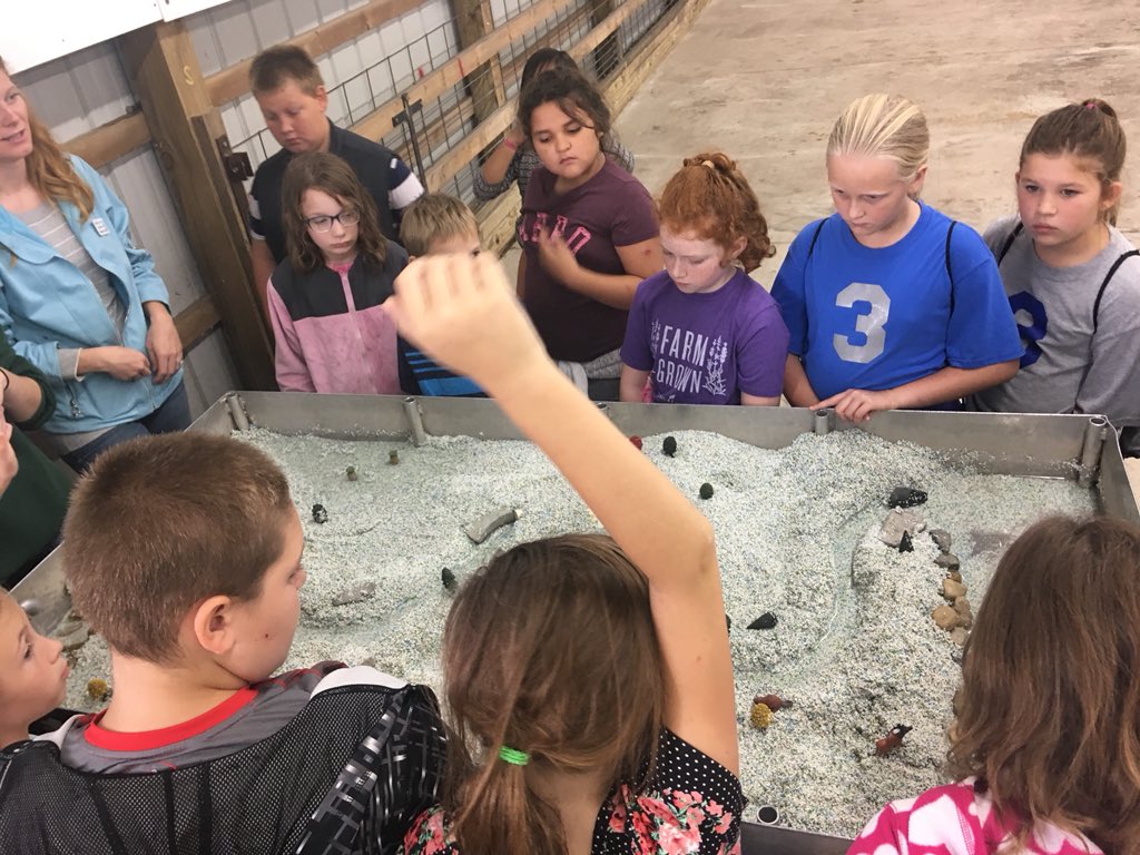 Eiler_teachMIS's tweet photo. We are seeing how erosion and deposition pollute our water ways. Ag Day Wabash @MIS_SocialMedia https://t.co/5y2MNJFerJ