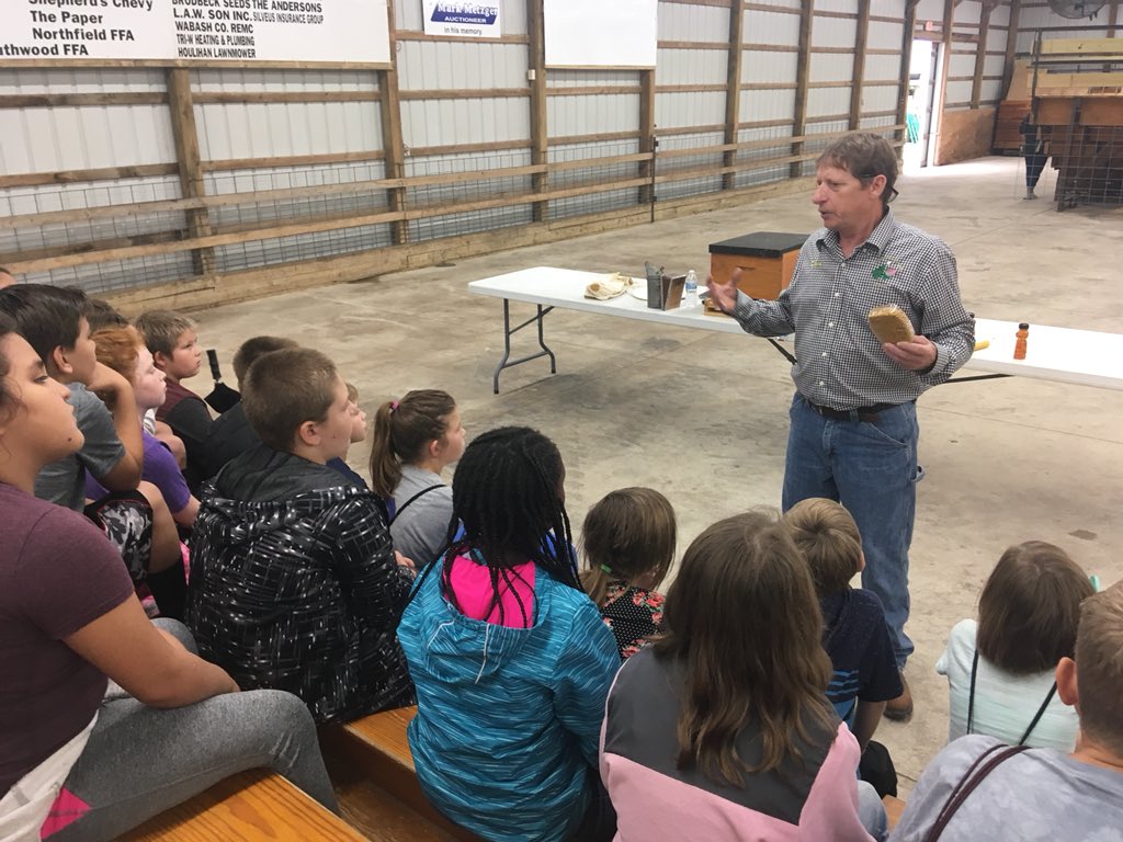 Eiler_teachMIS's tweet photo. Bees are so important to our agriculture to pollinate our plants! Ag Day Wabash @MIS_SocialMedia https://t.co/abxGSjqA10