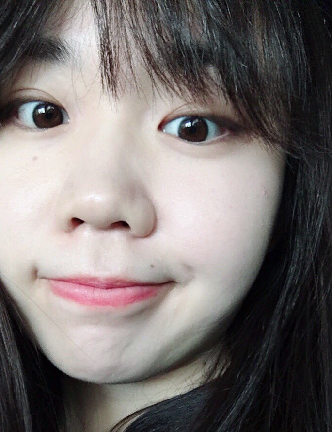 __iambowii7's tweet image. คือเราอยากแนะนำ Pony Effect Cushion มาก! เราใช้สี natural ivory (no.21)เนอะ ตอนแรกก็คิดว่าแบบ เออ ปกปิดเนียนดี แต่ไม่ได้ดูไบรท์อะ แต่พอออกแดดเท่านั้นแหละ หือ!! งานเกามาก!  มันฉ่ำวาว(แบบไม่เหนอะ) แล้วผิวดูสว่างมากก ดูแบบ เออ เก๊าเกา😂 #ไว้รีวิวห้ามขายของโว้ยย #ponyeffect #cushion