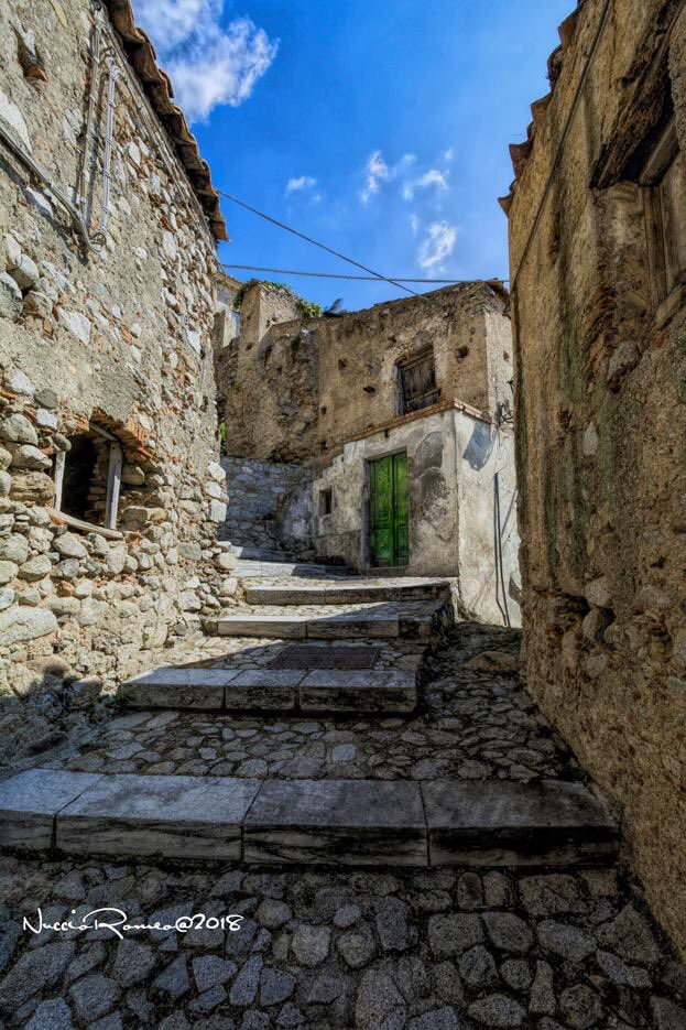 Tra i vicoli del centro storico di #Placanica - (R.C). <a href="/BorghiPiuBelli/">Borghi+belli Italia</a> <a href="/borghi_ditalia/">Borghi d'Italia</a> <a href="/be_borghi/">BeBorghi - Valentina Borghi</a> #borghi