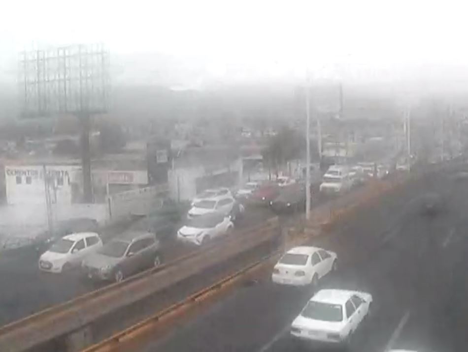 Un vehículo con falla mecánica se encuentra en carriles centrales de Av.  S. Nava y Puente  Constitución con dirección a Distribuidor Juárez. 
Causa tráfico lento en la zona,  por lo que Policía Vial acude a brindar ayuda.