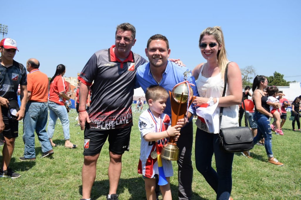 danny_farrar's tweet photo. Gracias Dios 🙌🏼 por darme la oportunidad de salir #campeón 🏆 a los 32 años “El título es de todos” gracias a tanta gente que es parte de este campeonato! #River #Kelito es de #Primera fuimos 🥇todo el torneo! 
Este campeonato es para mi Familia!!!! https://t.co/oXiq66BQGo