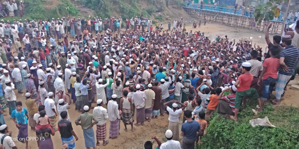 VORohingya's tweet photo. #100s of #Rohingya gathered in #Unity & #Demanded #Justice from #ICC along with #NativeStatus as #Rohingya before their #repatriation to #Arakan,#Burma
@IntlCrimCourt @YoursRohingya @nslwin @rohingyablogger @Light_Rohingya @RohingyaVision @JamilaHanan @HaikalMansor @Refugees @UN https://t.co/F586FvLJee