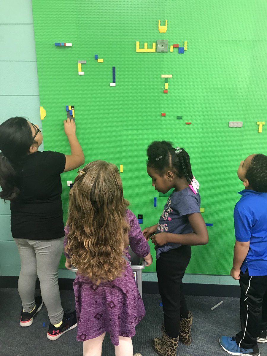 kmfirstgedville's tweet photo. Our first makerspace #kmdolphins @BPD3KM https://t.co/qkVVEydL3a