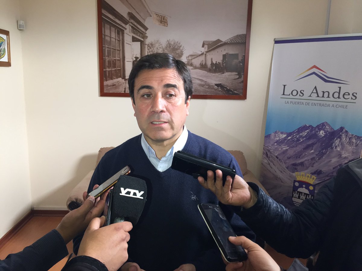 munidelosandes's tweet photo. Alcalde @RiveraLosAndes anuncia #PlanDeOperaciones con el objetivo de recuperar la ciudad:
Tapar hoyos en puntos emblemáticos, construcción de lomos de toro, pintura de pasos de cebra, señalética vial, rejas de contención, pavimentación, temas por años pendientes #LosAndesMejora https://t.co/ojFjSoo05n