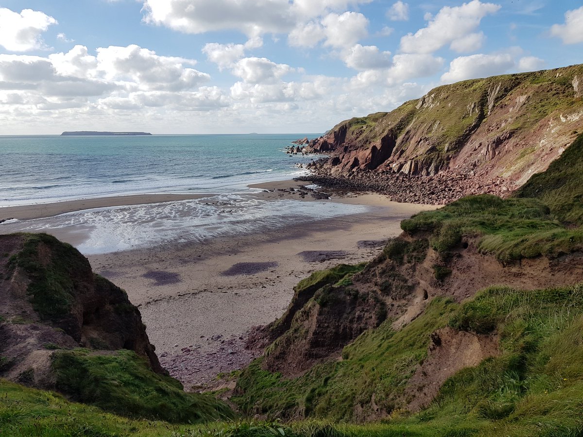 Great day of project work for these yr2 Marine Biology students. On an exposed shore with the wind picking up! <a href="/OceanEarthUoS/">OceanEarthUniSoton</a> <a href="/OES_MBERG/">MBERG</a> @FSCDaleFort #DaleFieldCourse