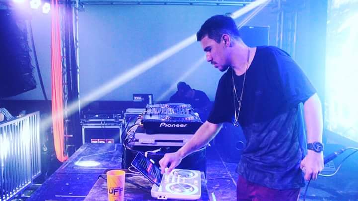 Kinhatunes's tweet photo. Apenas sonhar não basta 🤘🎧🔥
.📸: @baldan_fotografias
#DjKinhaNaoPara #150éoBPM #DjKinhatodoladodefora https://t.co/IYVm5s6Jxd