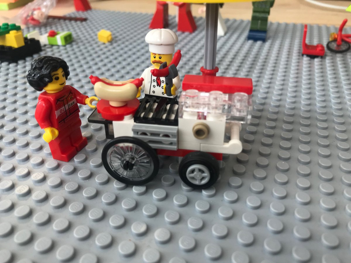 How do you like your hotdog? With ketchup, mayo or internet? We think small businesses can benefit from #IoT too, how would you help this vendor with connected tech? 🌭 👨‍🍳 #SmartCity #SmartBusiness