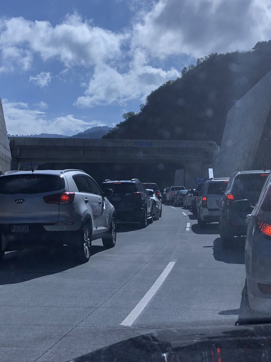 deephacking's tweet image. Cola para salir de la VAS hacia boca del monte 😱 @SantosDalia @PMTVILLACANALES @amilcarmontejo desde ayer esta imposible el paso a la hicapie por todos lados.