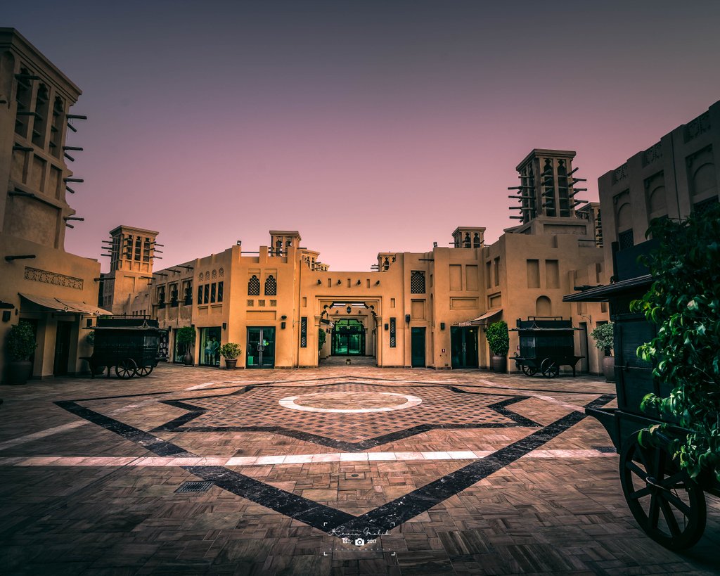 Just a great sunset at #soukmadinatjumeirah#bealpha
#dubai
•
•
•
•
•
•
#emirates #dubailifestyle #mydubai
#emaar #visitdubai #abudhabi
#amazingdubai #theimaged 
#mirrorlessgeeks
#exploretocreate #earthfocus