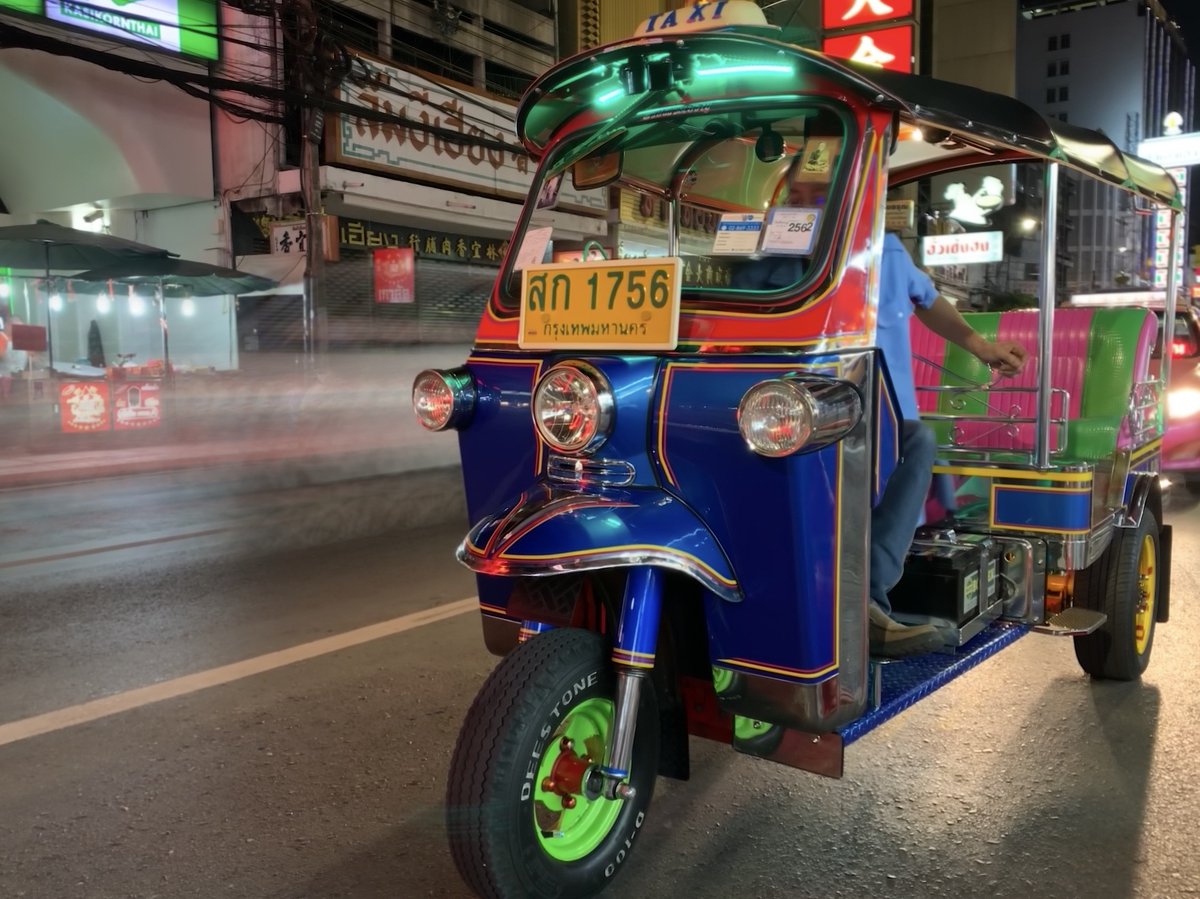 khajochi's tweet photo. ทดลองถ่ายภาพด้วยกล้อง iPhone Xs Max ที่เยาวราชช่วงกลางคืน
เท่าที่ลองดูพบว่าถ่ายภาพกลางคืนได้ดีกว่าไอโฟนรุ่นก่อนๆ ค่อนข้างชัด ซึ่งถ่ายภาพกลางคืนเป็นปัญหาหลักของกล้องไอโฟนมาโดยตลอด
โดยรวมคือดีขึ้นนะ แต่ก็ไม่ได้ดีแบบก้าวกระโดดมากนัก
#iPhoneXsMax #iPhoneXsTH #MacThai https://t.co/2iMqlSRSxf
