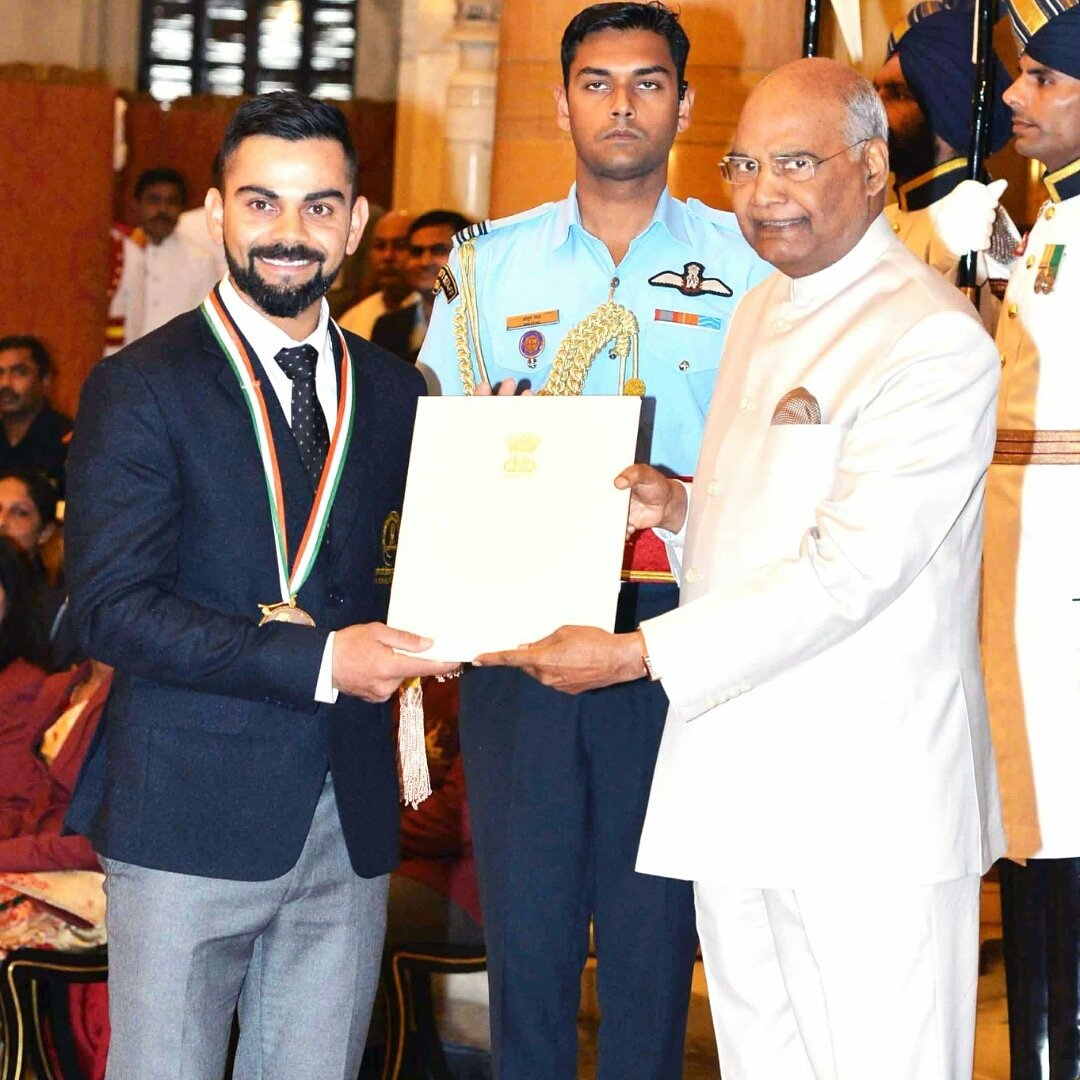 SacnilkSports's tweet photo. Presenting in front of you Virat 'Khel Ratan' Kohli!
Kohli has received Khel Ratan award by president Ramnath Kovind.
#ViratKohli #KhelRatnaAward #tophonor #cricket #Sacnilksports https://t.co/J7ANEoPq1R