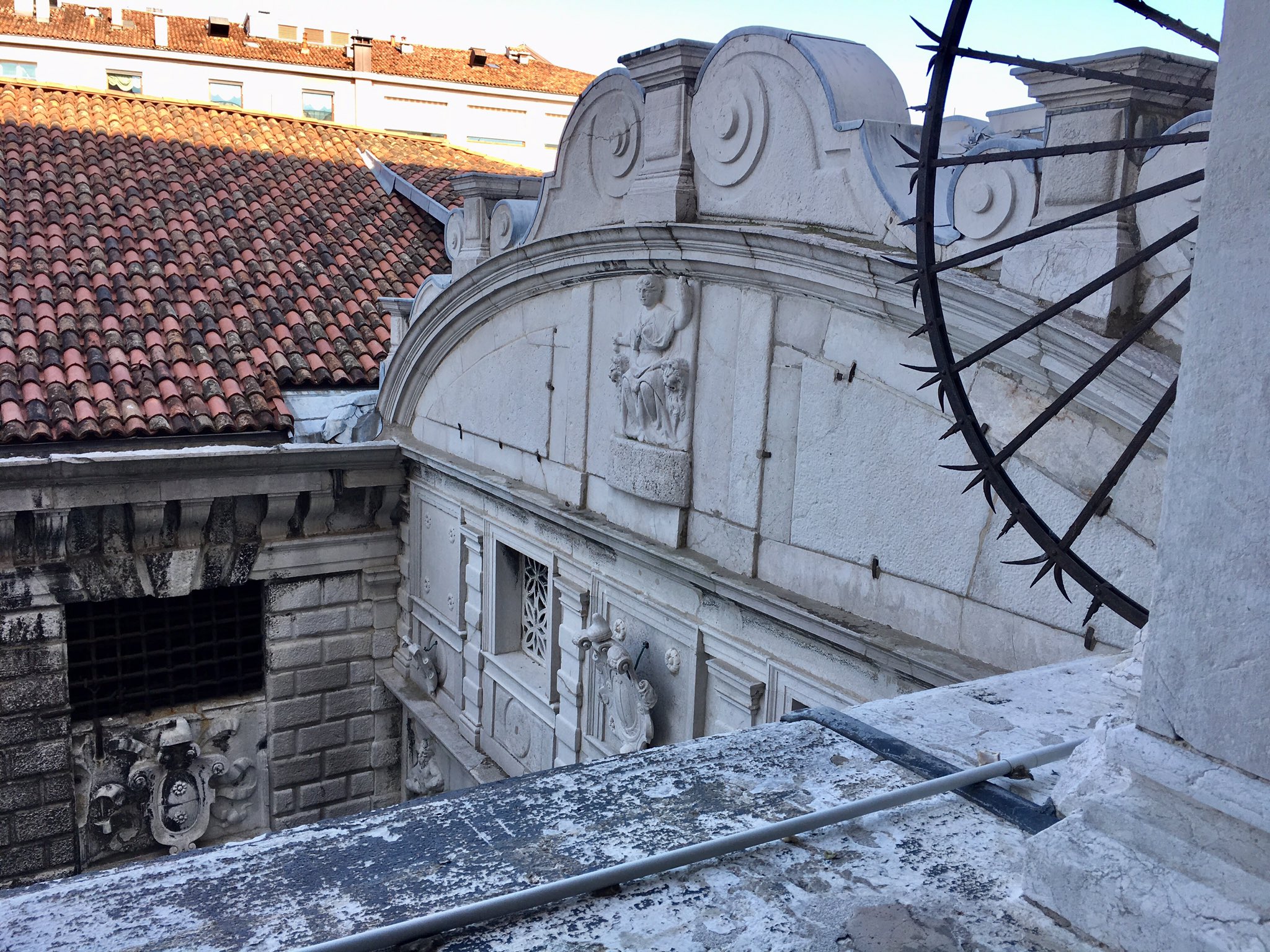 夏 フィレンッェ ドゥカーレ宮殿と水路を挟んだ隣の牢獄を結ぶため息橋 囚人がヴェネツィアの景色を最後に見てため息を漏らした事から名付けられた 橋の隙間から囚人と同じように水路を眺めると観光客で溢れかえっていたw 豪華な宮殿から一変 隣の牢獄