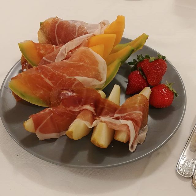 canteringchef's tweet photo. Prosciutto e Melone
#slowfood #mediterraneandiet #lchf #prosciutto #melone #cantelope #pear #emiliaromagna #ciachef
Not sure if this is dessert or dinner, but it's a nice sweet treat. https://t.co/ImjODCVtYF https://t.co/M1tbGR81lO