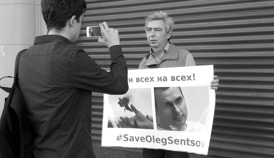 PENamerica's tweet image. Starting on Sept 6th, protesters have stood for hours on end across Moscow holding large signs in efforts to bring justice to the imprisoned Ukrainian filmmaker Oleg Senstov. #SaveOlegSentsov #FreeSentsov