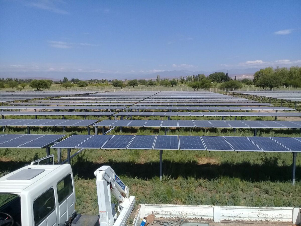 Renovables_Ar's tweet photo. Seguimos sumando electricidad a partir del sol. Hoy comenzó a generar energía el Parque Solar Las Lomitas en San Juan, adjudicado en el #RenovAr 1.5. Son 5.136 paneles solares que ya están listos para que más argentinos utilicen electricidad de fuentes limpias. #EnergíaDelSol https://t.co/XBprn1rzut