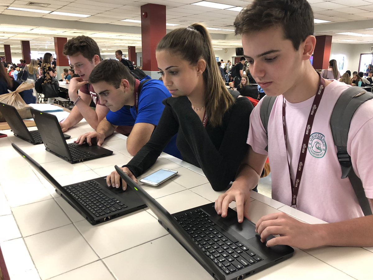 msdclassof2019's tweet photo. Registering new voters at Stoneman Douglas on #NationalVoterRegistrationDay! https://t.co/RTL88Ke7DU