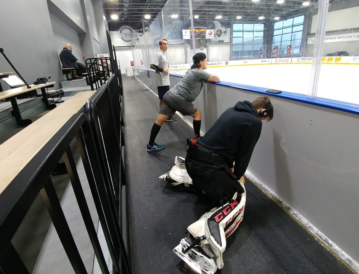 SpiritJrA's tweet photo. Bus legs? Gotta stretch. 200 scouts in the @HARBORCTR @OJHLOfficial #BuffaloShowcase https://t.co/R5WdscEZRr