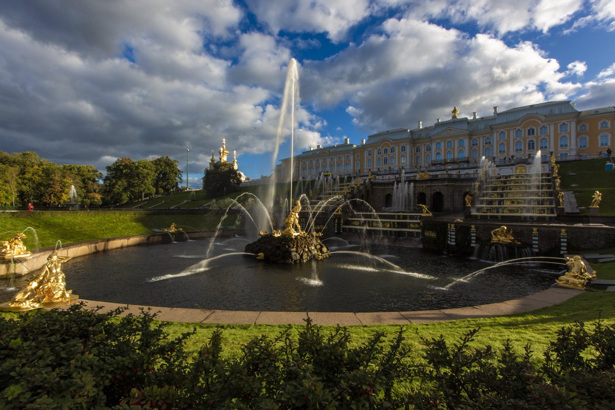 В Петергофе осень: прозрачная, яркая, солнечная - и совершенно безлюдная. Хотя все фонтаны работают (до 14 октября) и вход в Нижний парк бесплатный (с 18:00 в будни, с 19:00 в выходные).

Напишите нам, что мешает лично вам приехать в Петергоф осенью?
Это важно.
Ваш Петергоф 💙