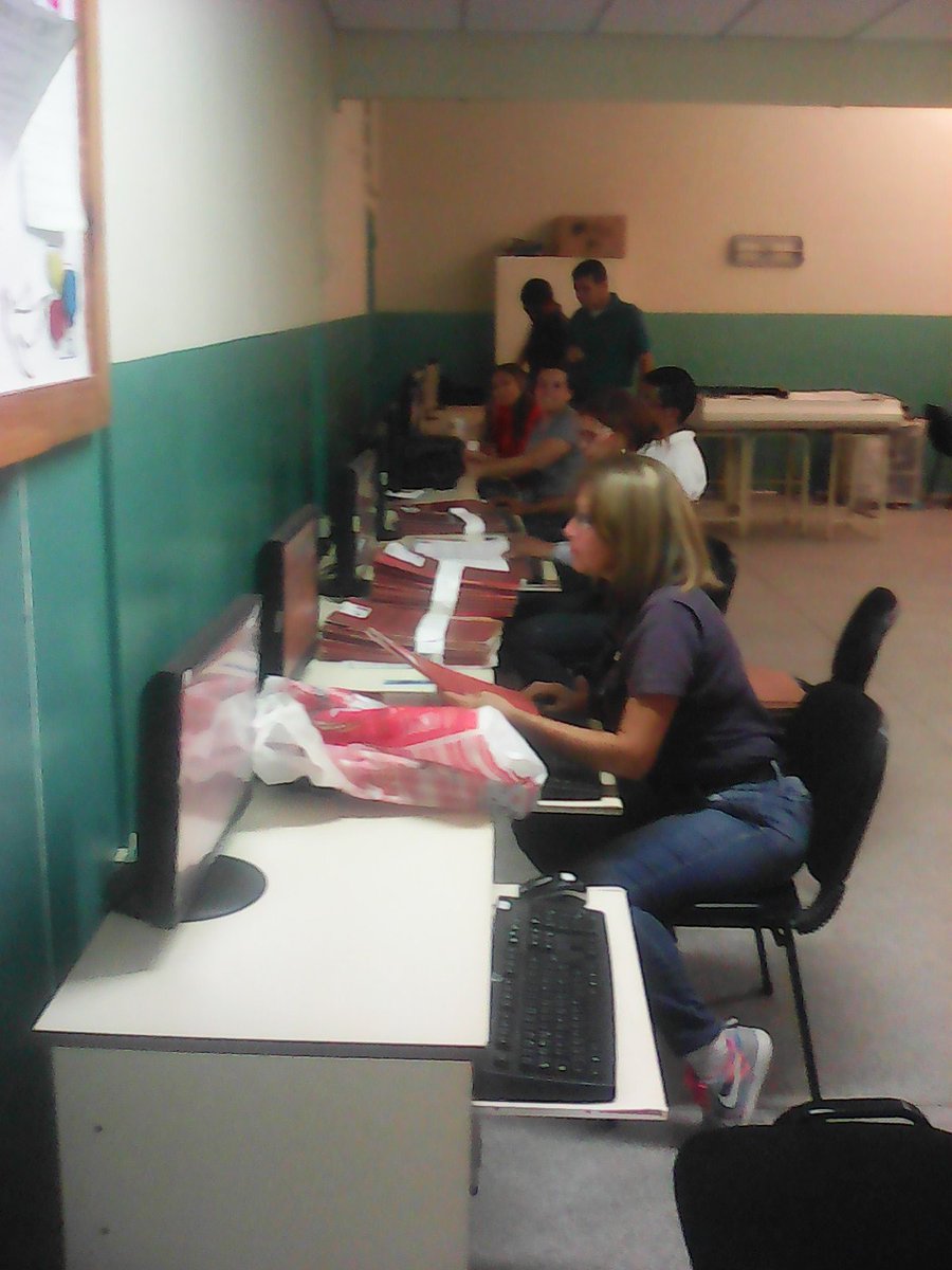 Cbit_Fragachan's tweet photo. CBIT Fragachan prestando apoyo al Personal Administrativo y Directivo para realizar Censo Escolar de la UE Narciso Fragachan de Anaco @carcasa02 @SalaAnzoategui @vane_prieto @psuvaristobulo https://t.co/l8pFZINJTO