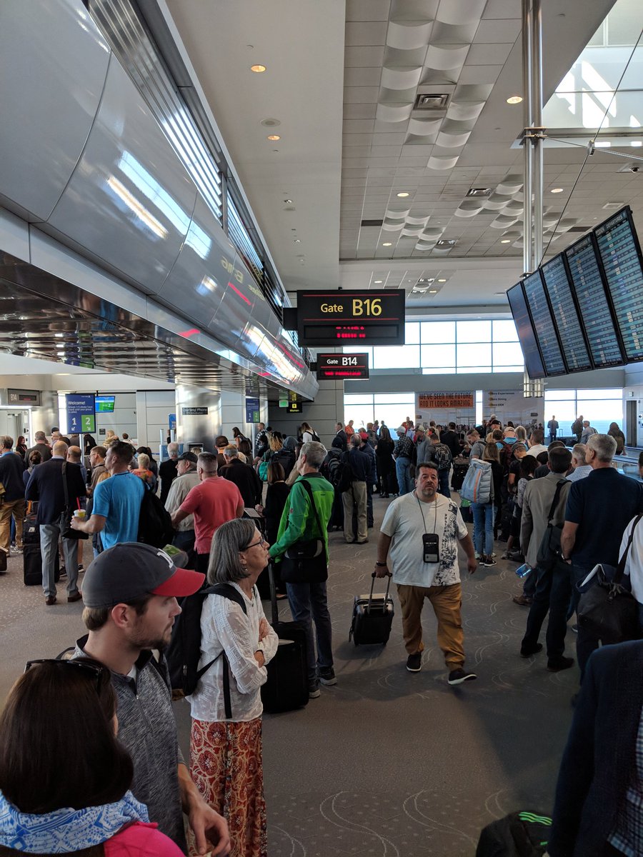 gbickel's tweet photo. @united new 2 lane boarding strategy.   Still needs some work. https://t.co/Fou2kVR14k