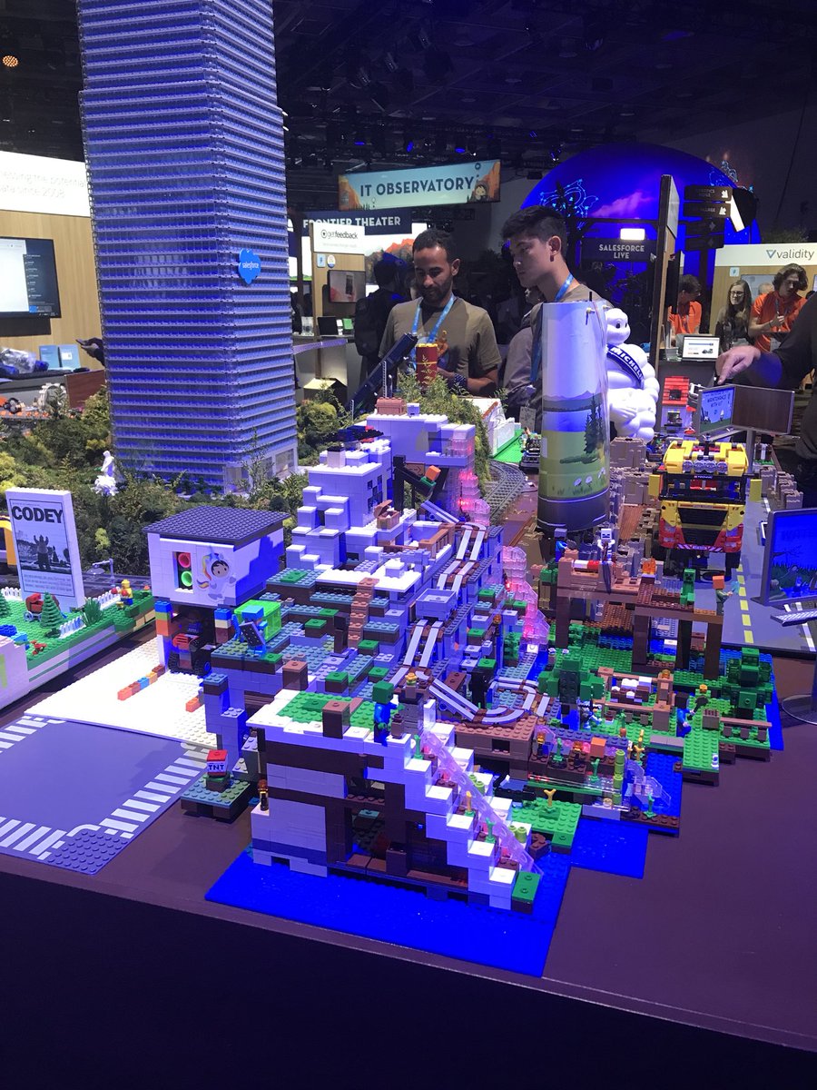adam17amo's tweet image. Pretty sweet IoT LEGO City at #DF18!