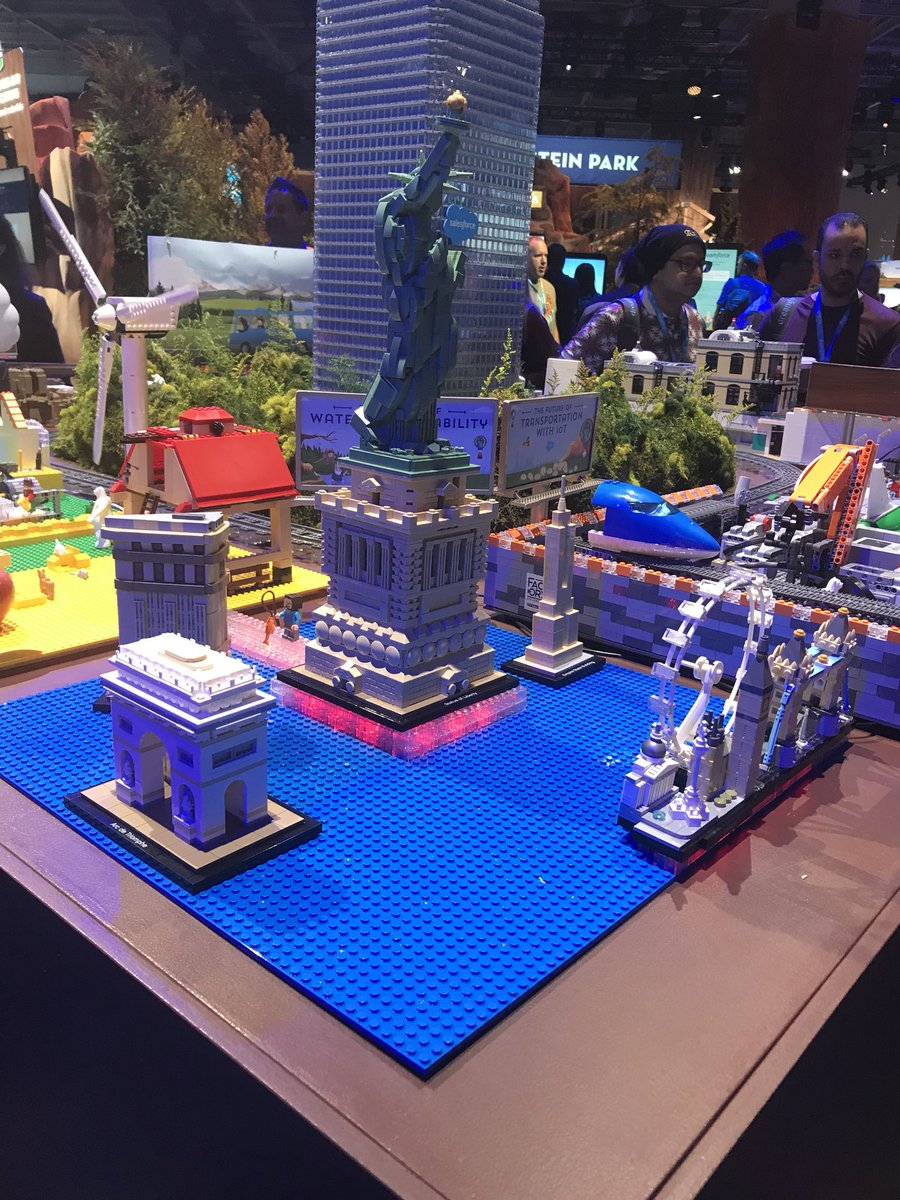 adam17amo's tweet image. Pretty sweet IoT LEGO City at #DF18!