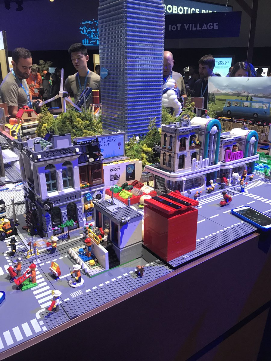 adam17amo's tweet image. Pretty sweet IoT LEGO City at #DF18!