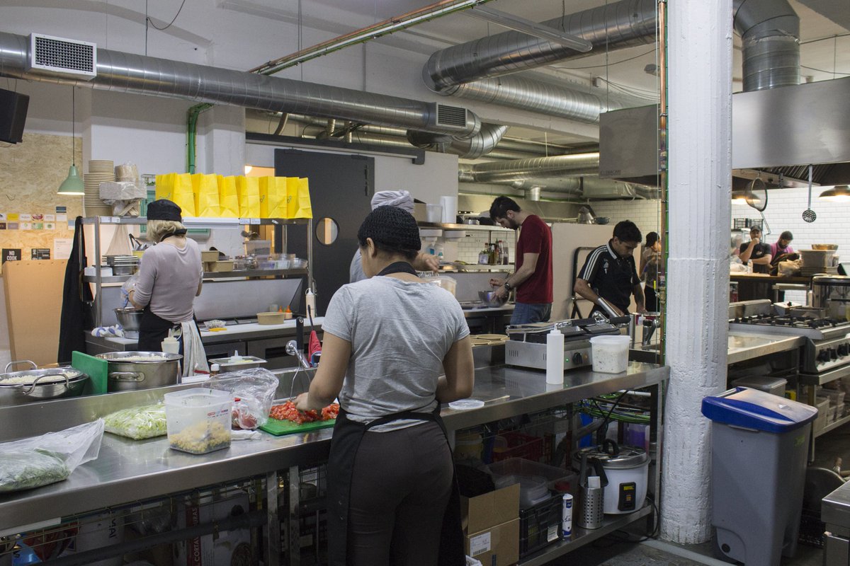 Ens encanta dissenyar cuines compartides! Per això ens hem anat especialitzant i hem assessorat a <a href="/Glovo_ES/">Glovo</a> per muntar el primer #cookroom d'Espanya. #coocciocookroom #cuinacompartida #cuinaperhores #delivery