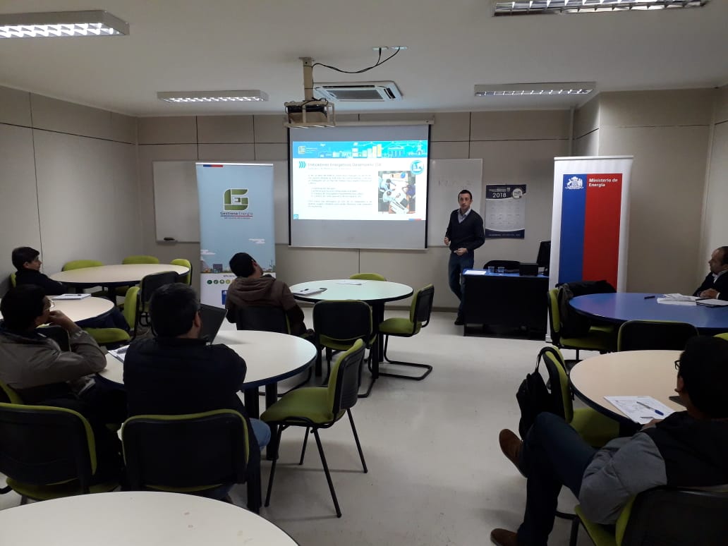 EnergiaBiobio's tweet photo. Nuestros profesionales continúan capacitando a las pymes 👩‍🔧👨‍🏭👩‍🏭👨‍🔧del rubro forestal 🌲🌳en materia de Eficiencia Energética, para así optimizar sus sistemas de producción y generar ahorros para el sector .💪😄 #EficienciaEnergética #GestionaPyme #AhorroEnergético https://t.co/qXq90QSVTl