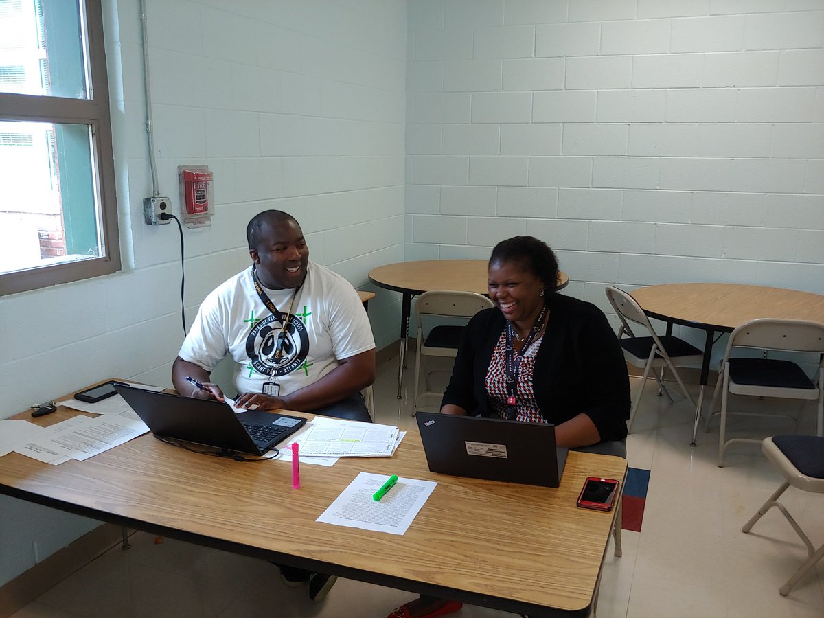 CAlexanderAPS's tweet photo. @parksideaps My district coordinators are better than yours! Great PBL collaboration!@APSScienceRules @DrEmilyAMassey @KateNailsAPS @APS_K5Science @anthony_sheri https://t.co/AqyhqEUeIu