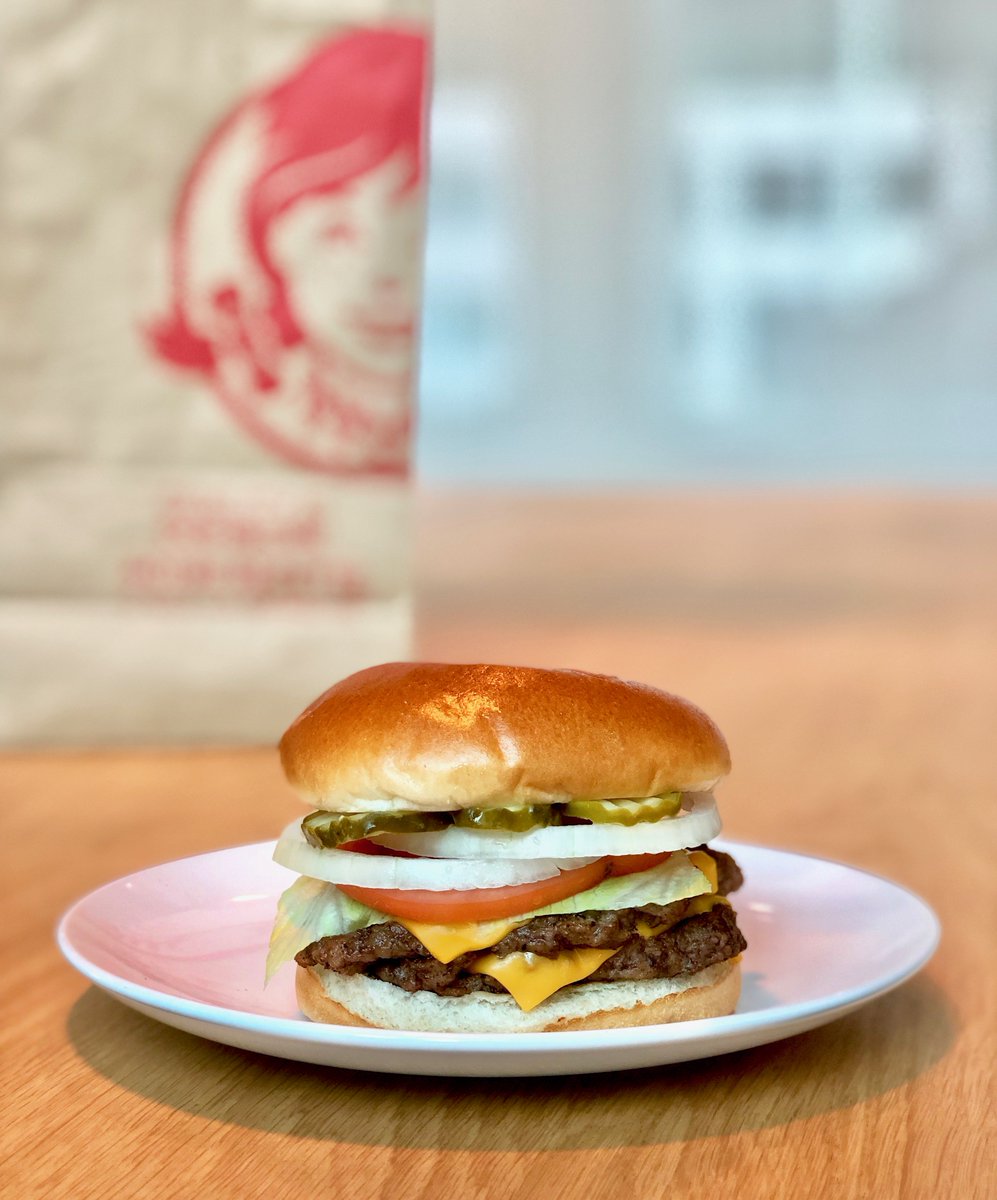 WendysCanada's tweet photo. Fall 🍂 into something Fresh, we’ll be waiting for you 😏🍔 #FreshCanadianBeef https://t.co/xNuatlvkXp