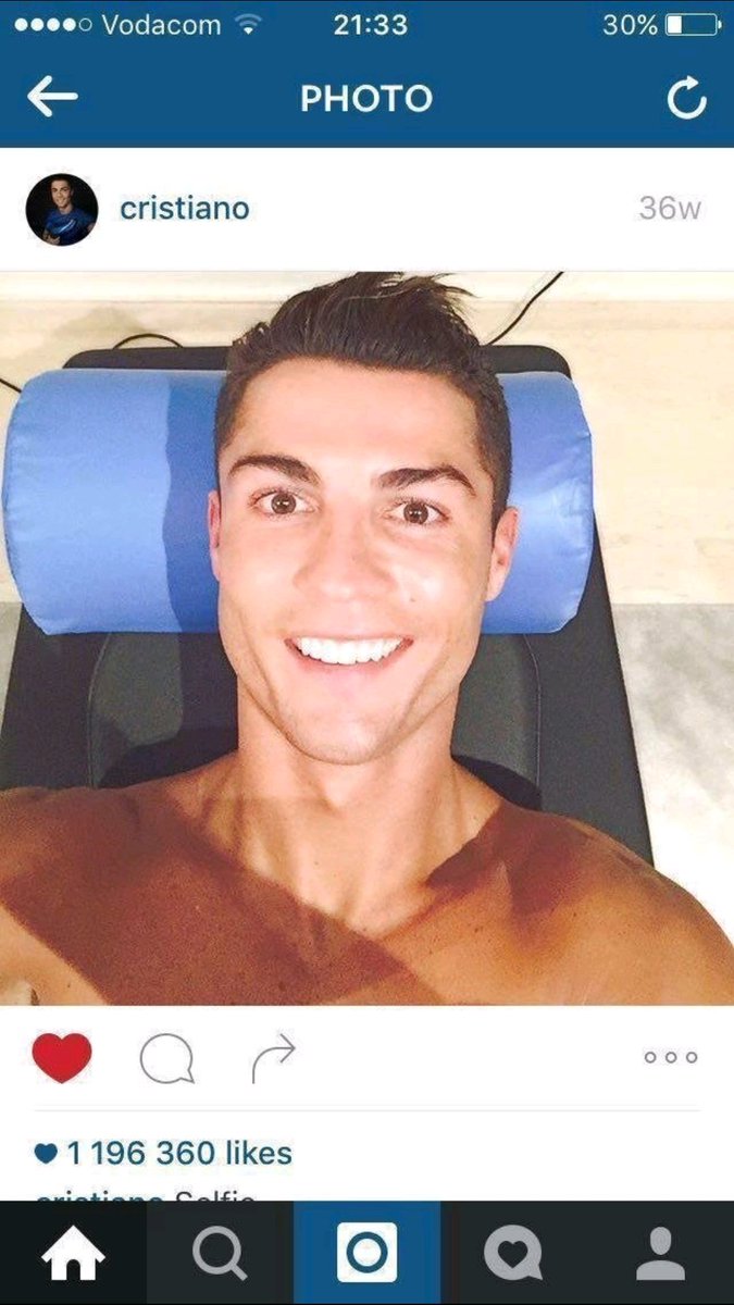 ik164's tweet photo. @EditieNL Zelfs Ronaldo maakt een blije selfie tijdens #vacuumtherapie en die wil echt geen risico lopen met zijn benen. #miljoenen https://t.co/9hqdWdMf4v